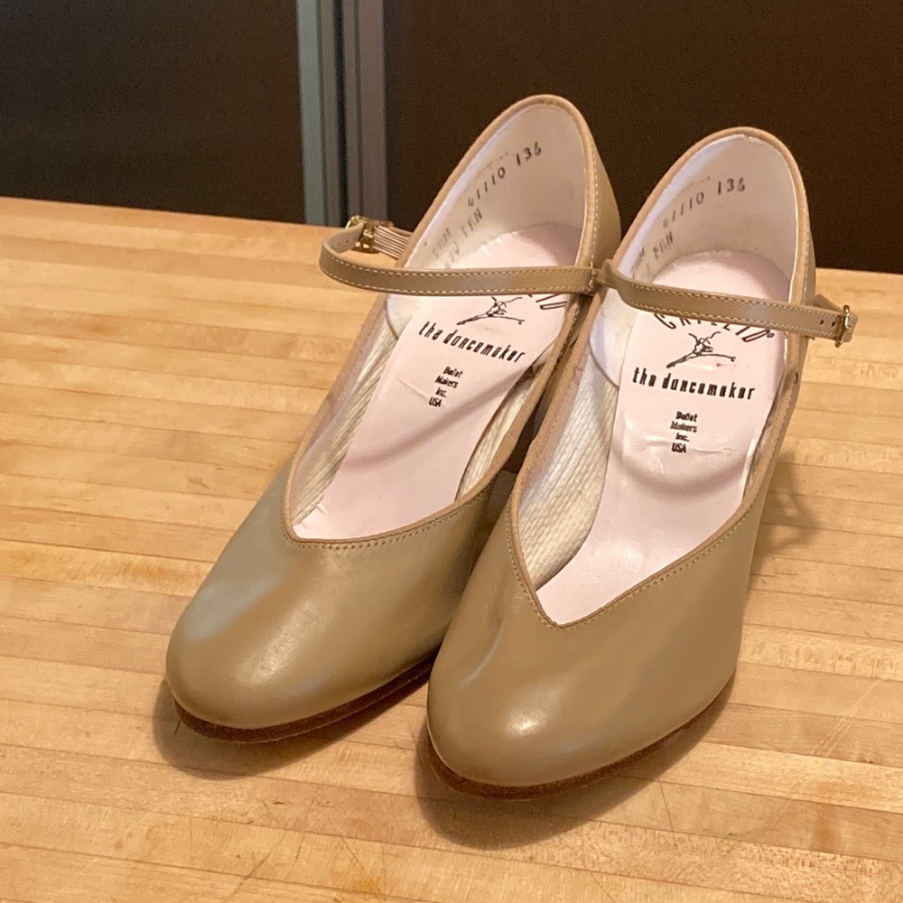 Capezio Women's Manhattan Character Shoe - Size 8